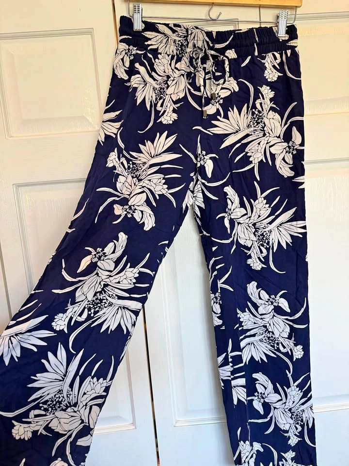 NWT Women’s Size Medium Floral Lightweight Summer Pants $13