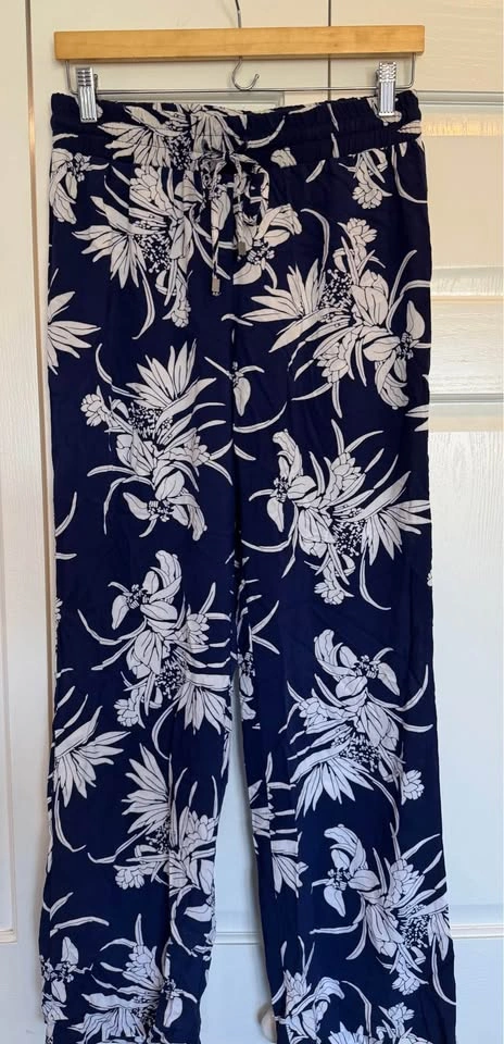 NWT Women’s Size Medium Floral Lightweight Summer Pants $13 - photo 2