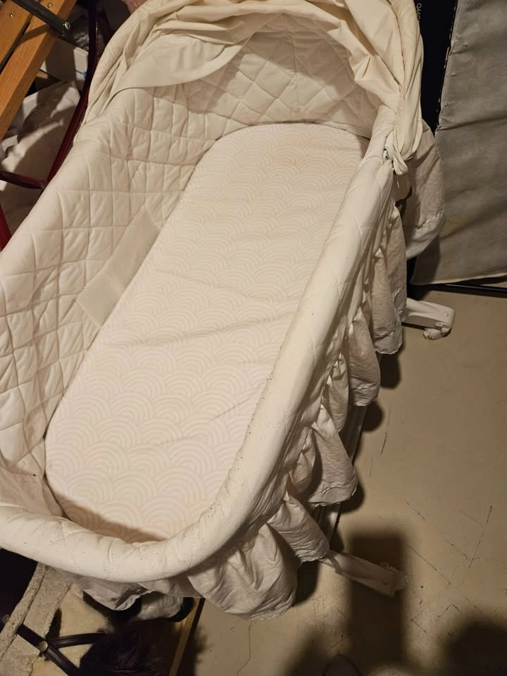 Beautiful White Bassinet - photo 2