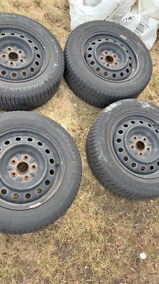 Set of 4 Kelly Edge A/S Tires on Rims – P255/60R17