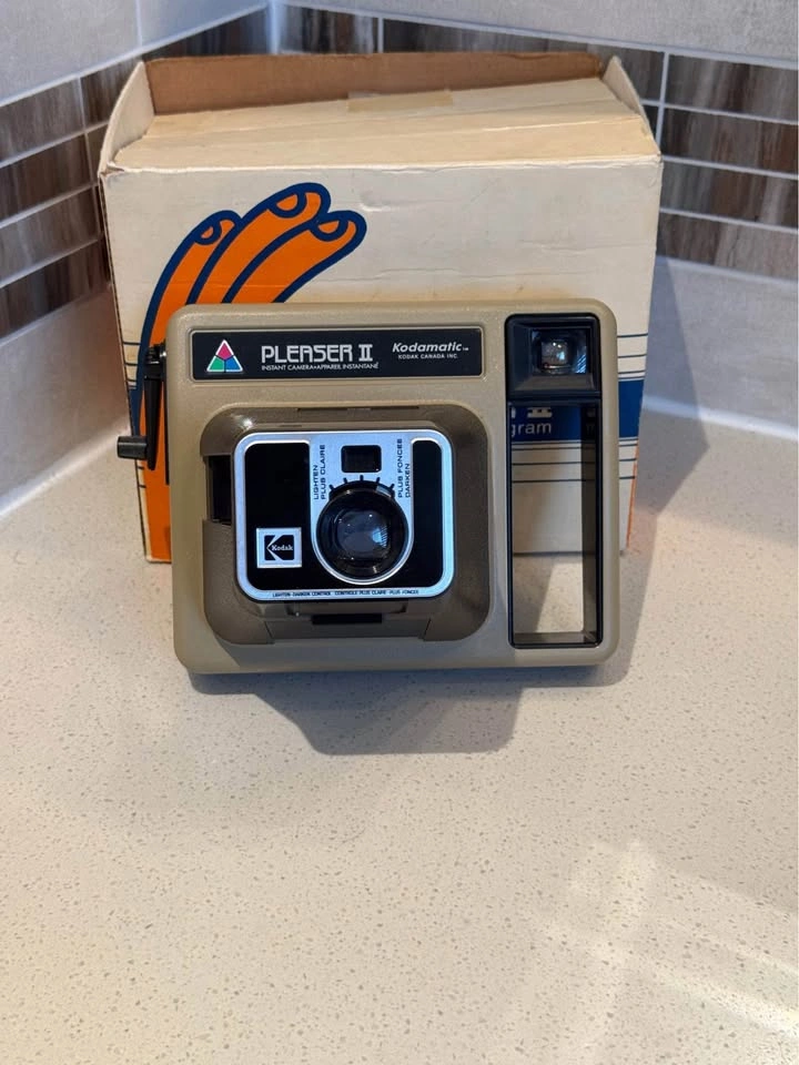 Vintage Kodak Instant Camera | Kodamatic Pleaser 2 | Untested
