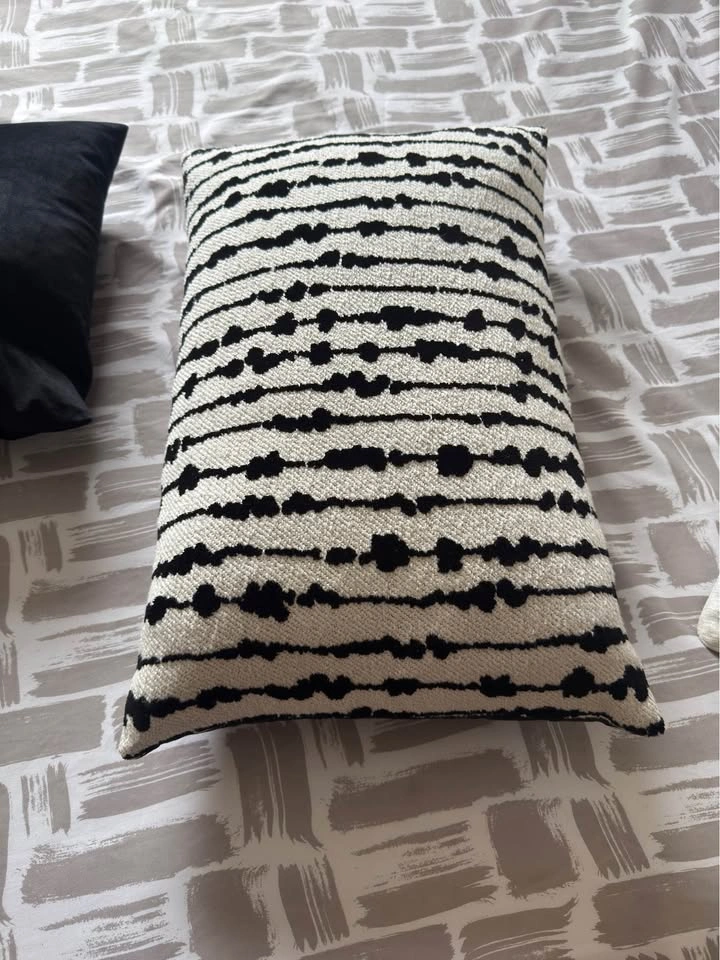 Set of 4 Decorative Cushions – Modern, Clean & Stylish - photo 3
