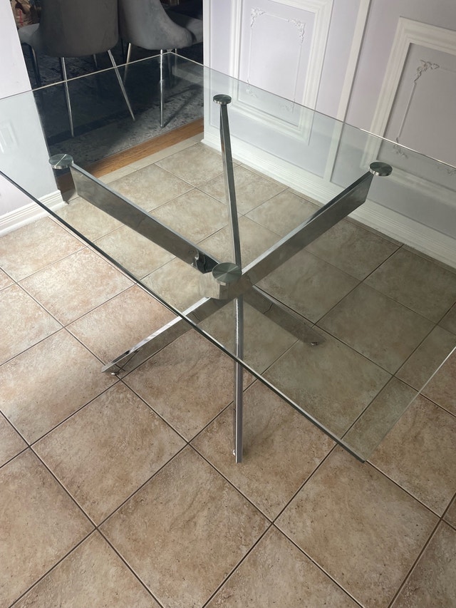 Modern Glass-Top Dining Table - Sleek Metal Base