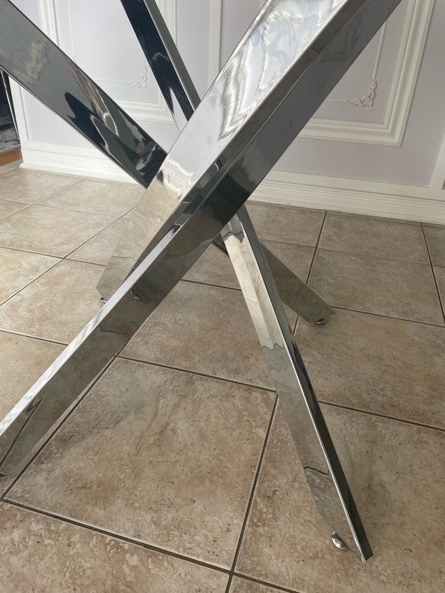 Modern Glass-Top Dining Table - Sleek Metal Base - photo 3