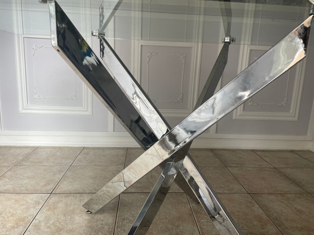 Modern Glass-Top Dining Table - Sleek Metal Base - photo 4