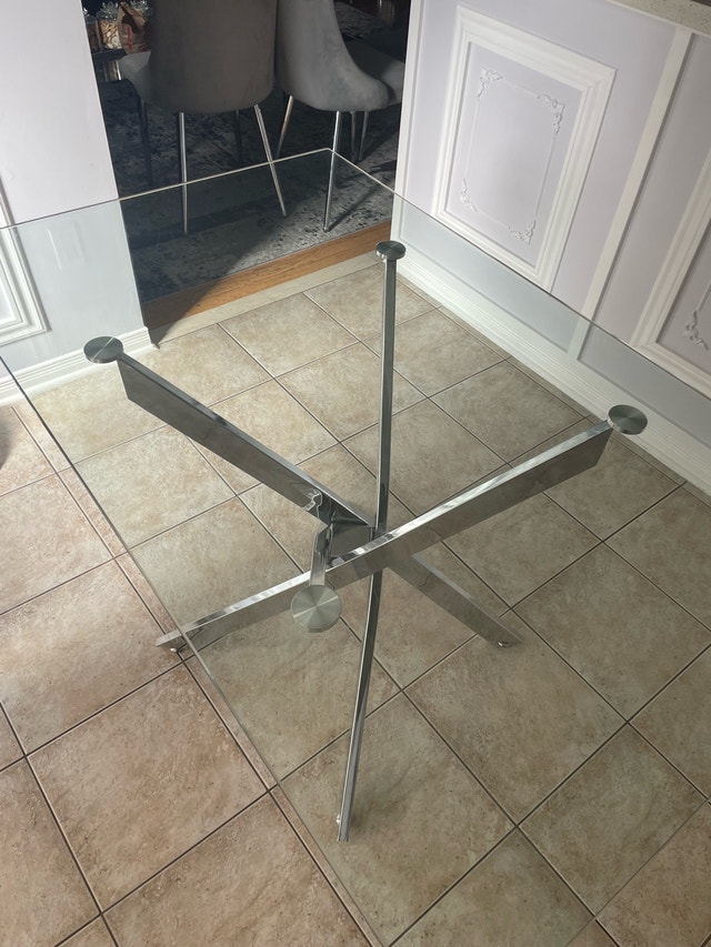 Modern Glass-Top Dining Table - Sleek Metal Base - photo 5