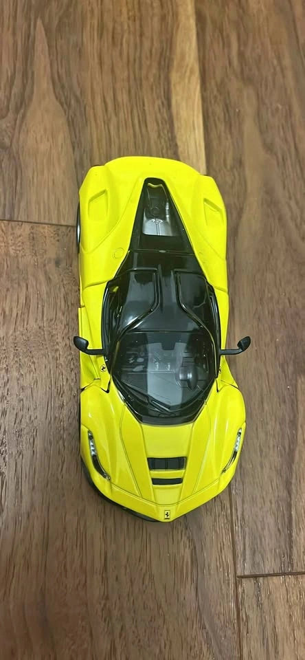 Yellow Ferrari LaFerrari Model Car 1:32