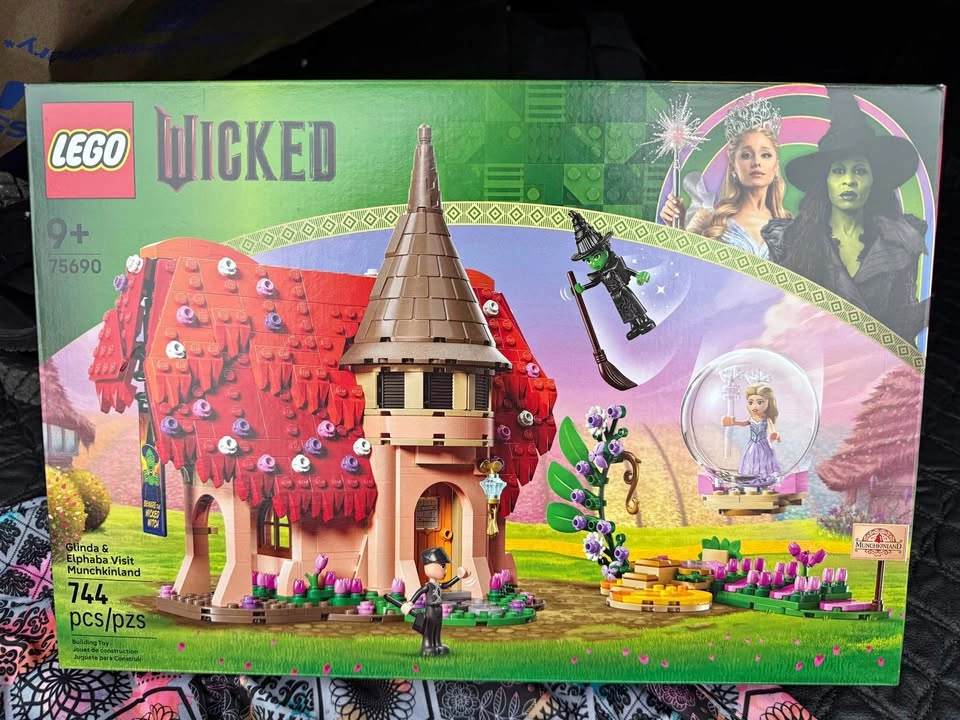 BNIB LEGO Wicked Glinda & Elphaba Visit Munchkinland Building