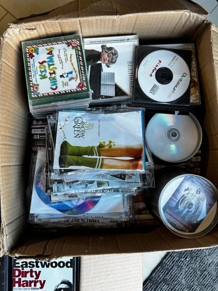 Assorted 635 DVDs/CDs - photo 3