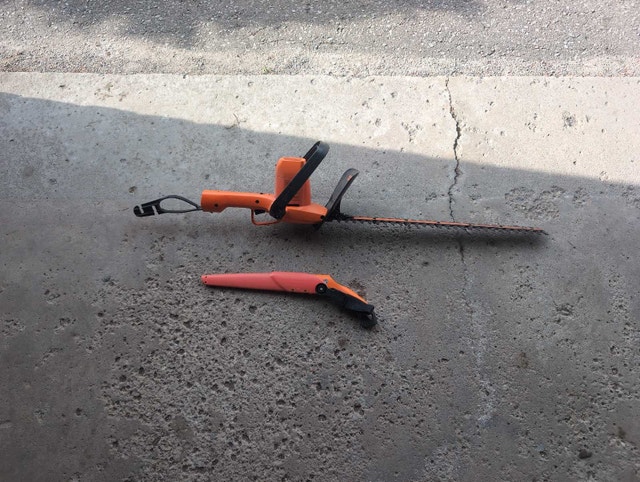 Black and Decker Hedge Trimmer - photo 2
