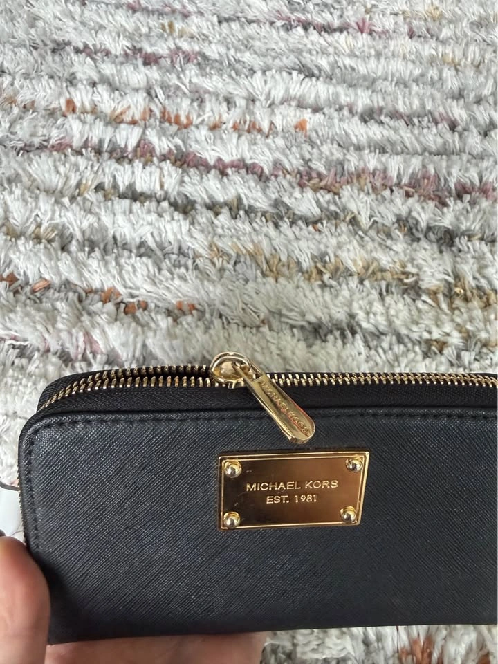 Michael Kors Black Wallet - Gold Hardware - photo 4