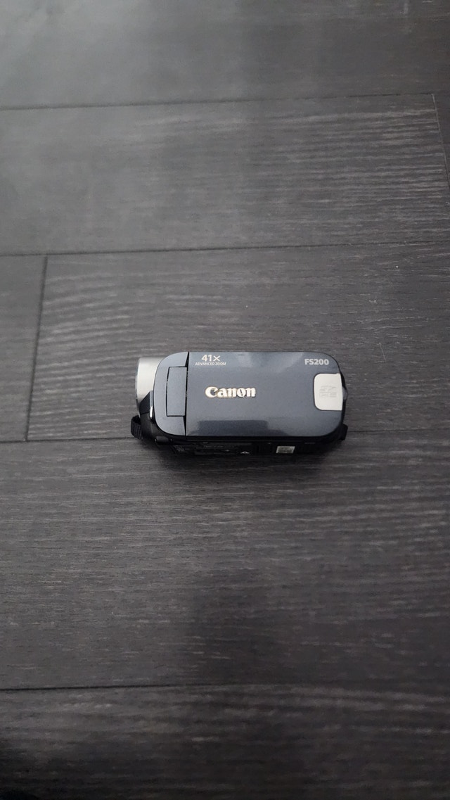 Canon FS200 Camcorder - Great Condition - photo 3