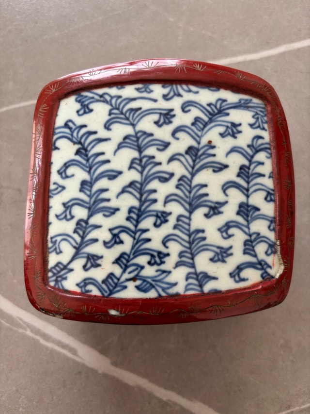 Lacquer box inlaid with porcelain pieces