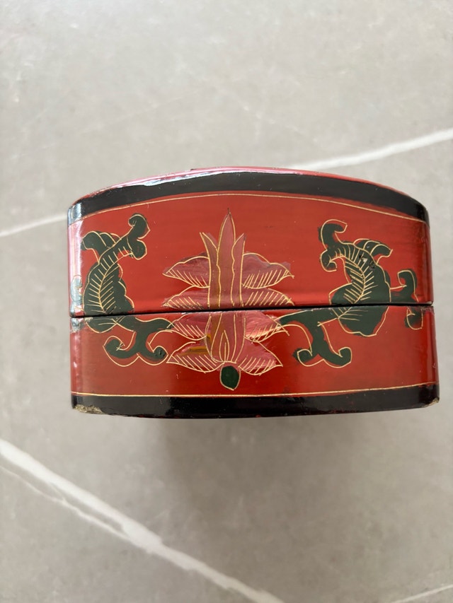 Lacquer box inlaid with porcelain pieces - photo 2