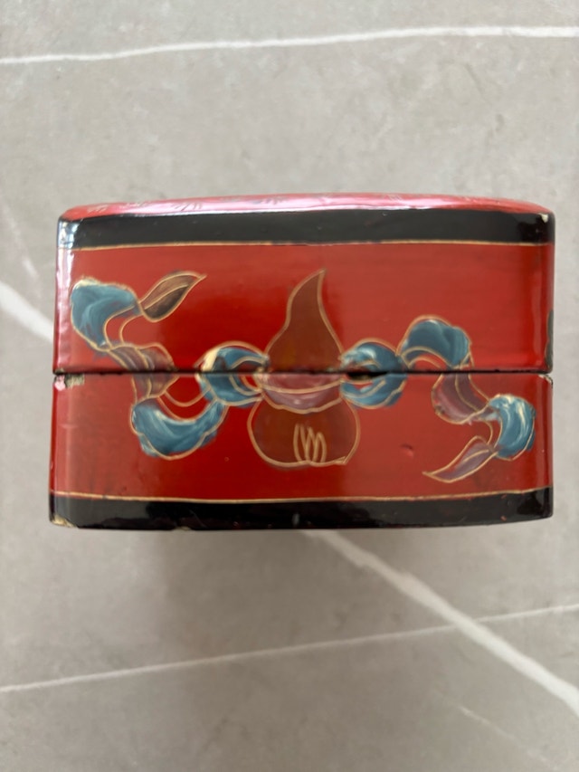 Lacquer box inlaid with porcelain pieces - photo 3