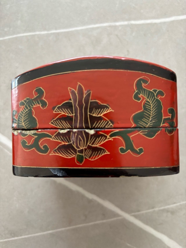 Lacquer box inlaid with porcelain pieces - photo 4
