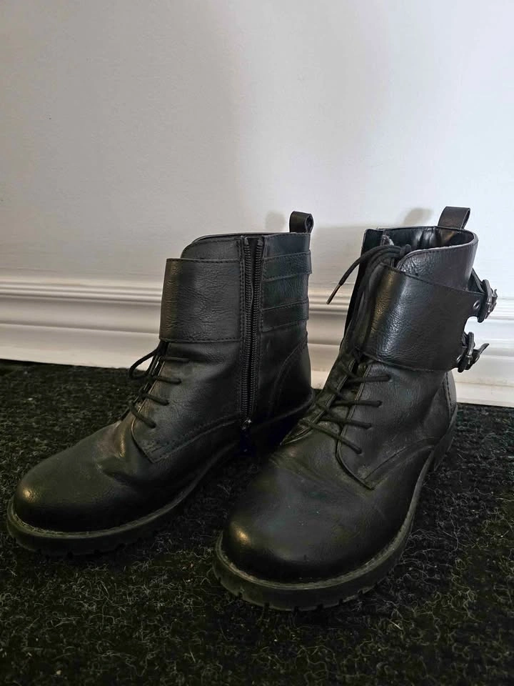 Size 7 Women's Black Combat Boot
