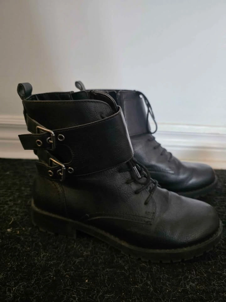 Size 7 Women's Black Combat Boot - photo 2