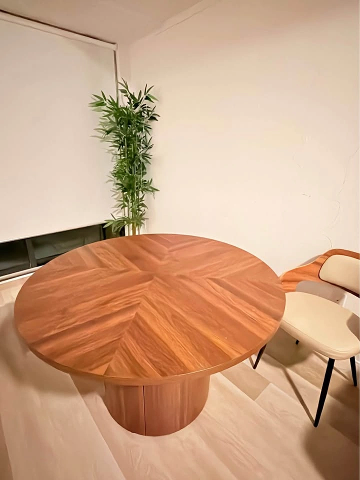 Round dining table new great condition
