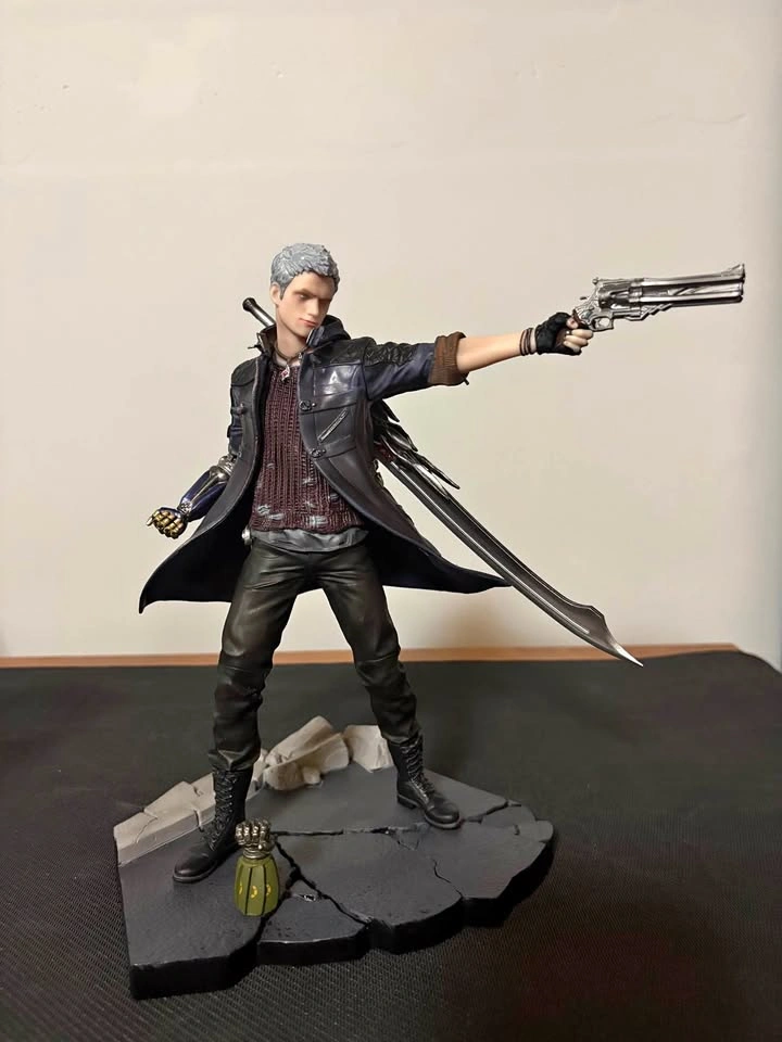 Devil May Cry 5: Nero Statue