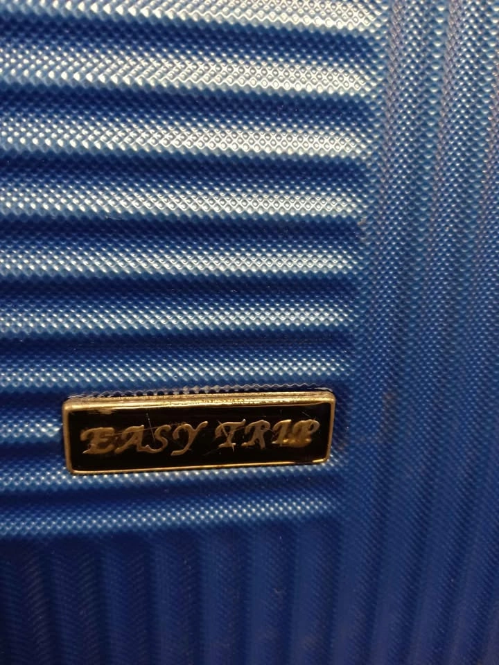 Easy Trip Blue Hardshell Spinner Suitcase missing 1 wheel. - photo 2