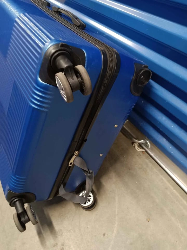 Easy Trip Blue Hardshell Spinner Suitcase missing 1 wheel. - photo 3