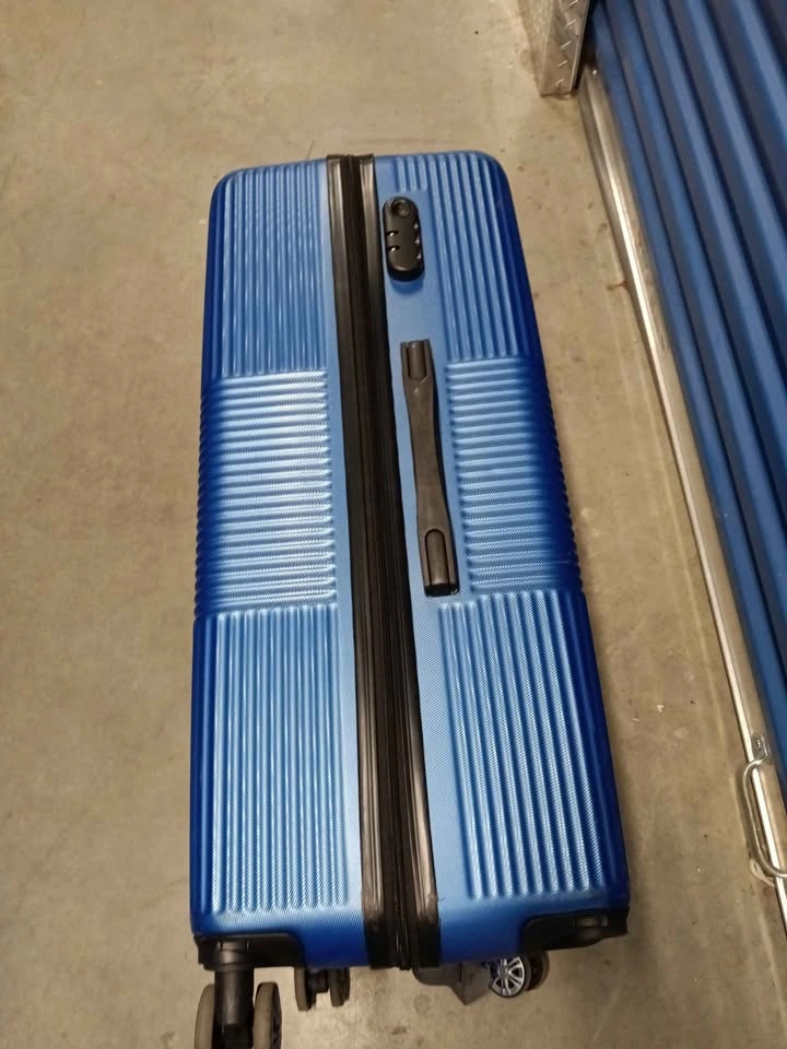Easy Trip Blue Hardshell Spinner Suitcase missing 1 wheel. - photo 4