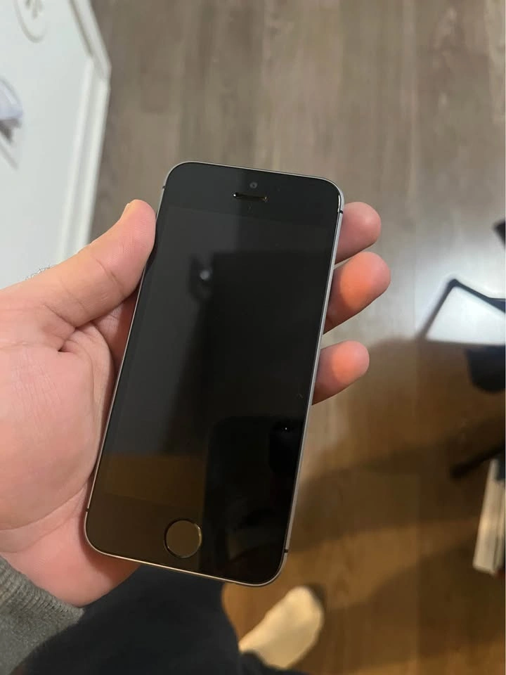 iPhone SE silver - photo 2