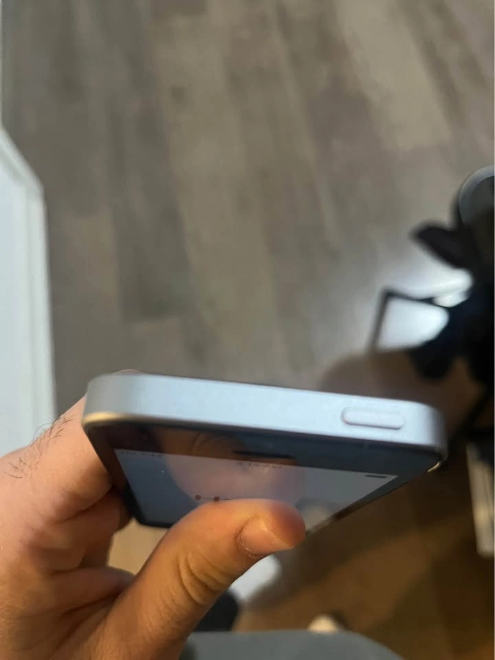 iPhone SE silver - photo 3