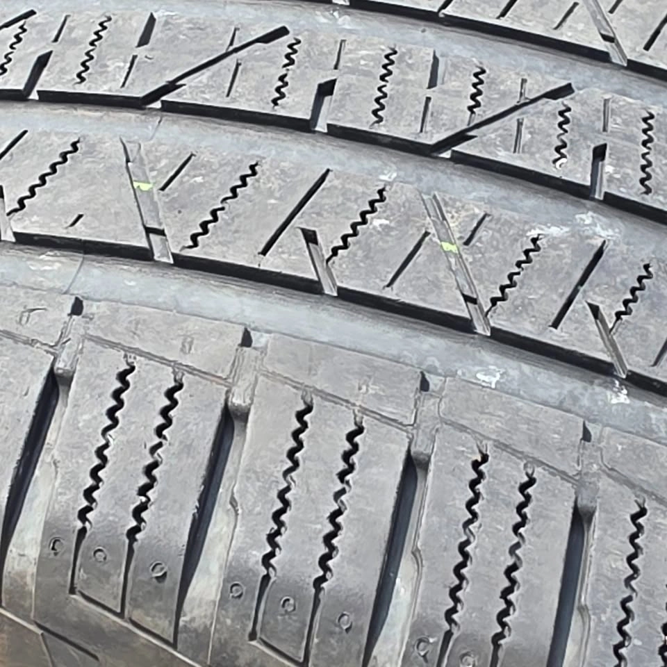 285/45/21 Hankook All Season Tire - photo 4