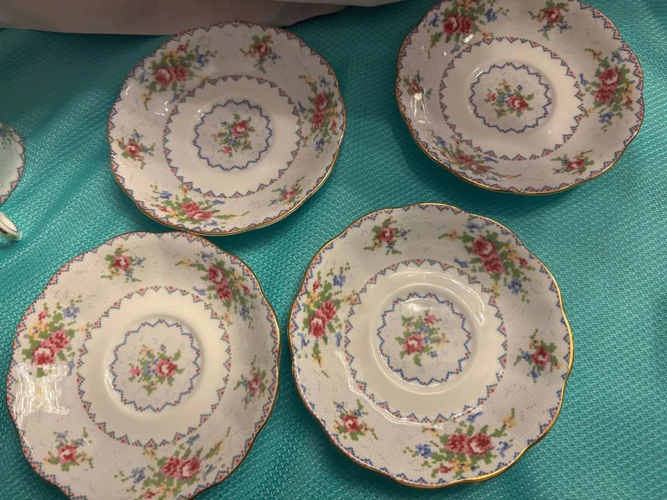 Set of 4 Royal Albert Petit Point Teacups & Saucers - photo 2