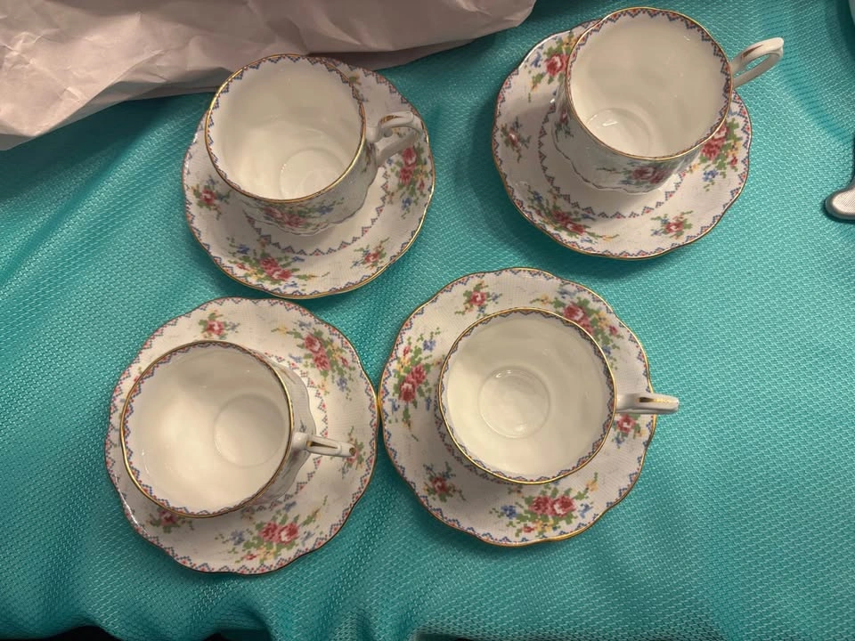 Set of 4 Royal Albert Petit Point Teacups & Saucers - photo 4