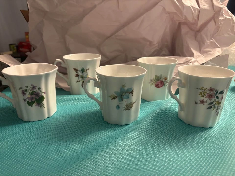 Set of 5 Royal Grafton Bone China Mugs - photo 2