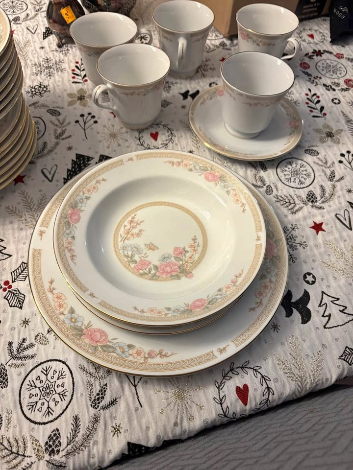 40 pc Fairfield Symphony Fine China Set - 8 Place Settings