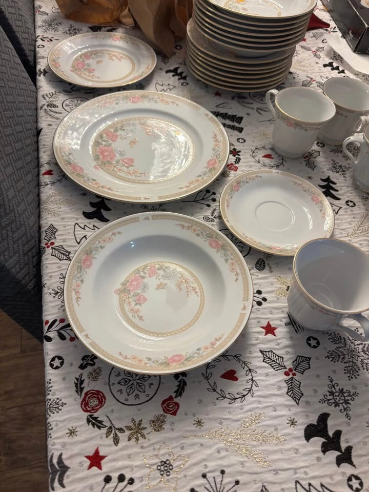 40 pc Fairfield Symphony Fine China Set - 8 Place Settings - photo 2