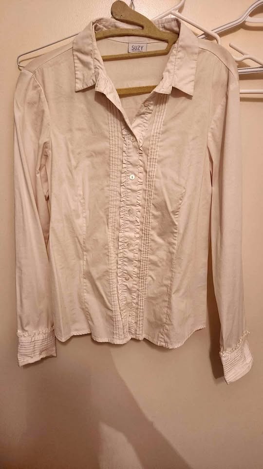 White cotton shirt with ruffle detail (M)