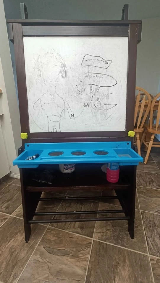 Kids easel board