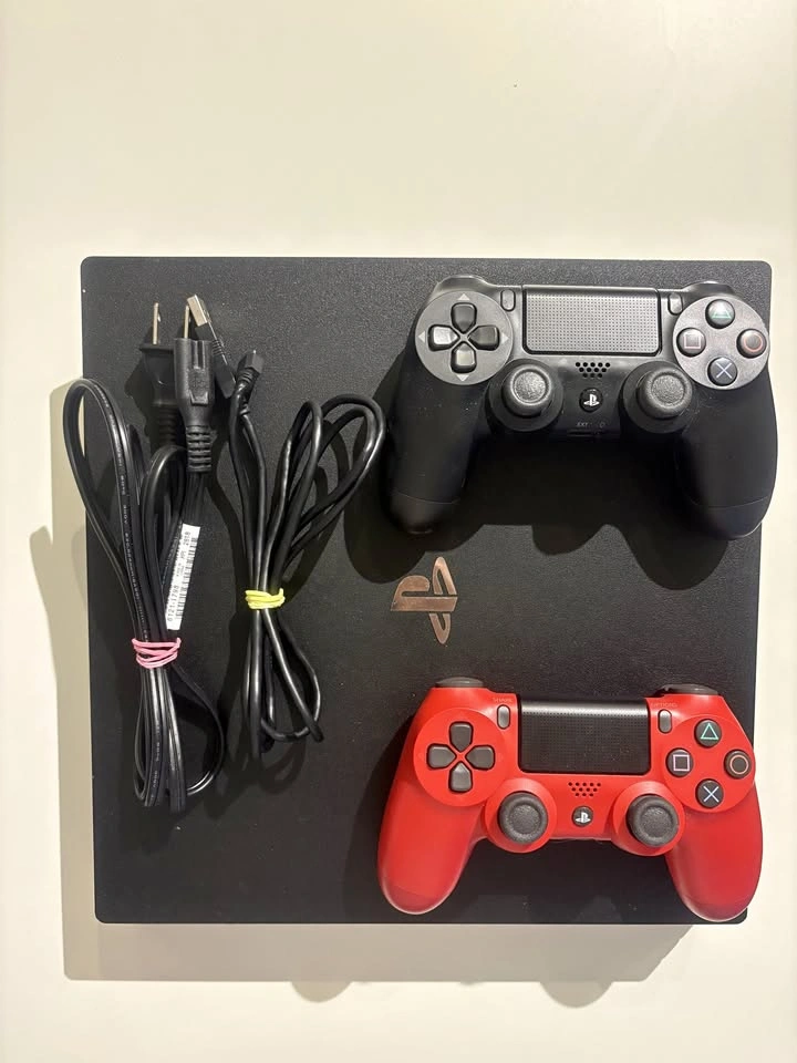 Playstation 4 (PS4) PRO + Wireless Controller