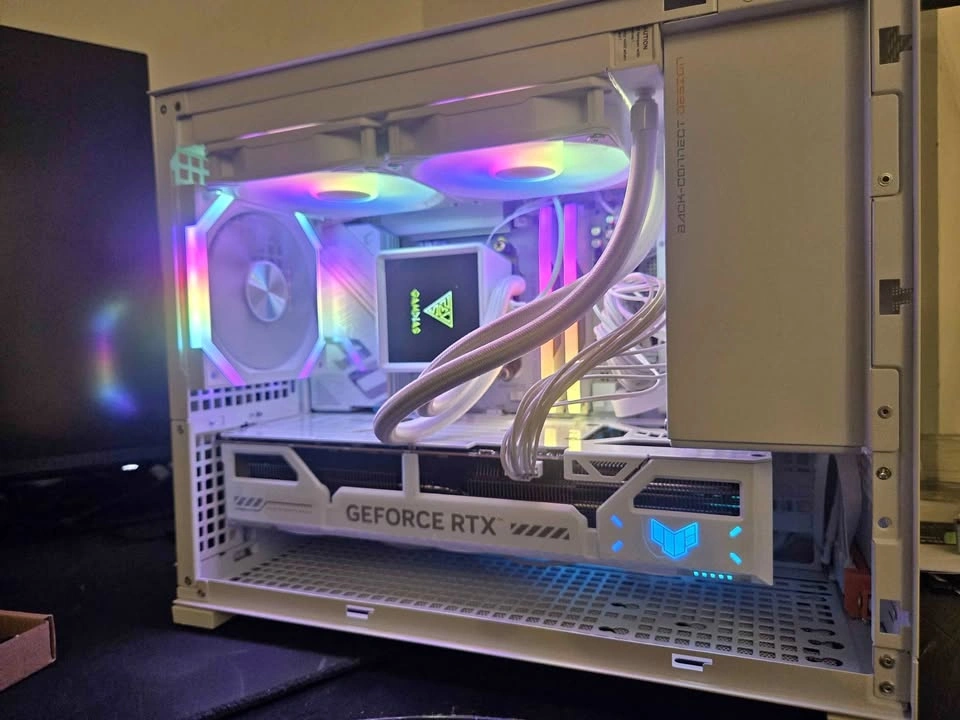 Brand new full white 5070ti gaming pc