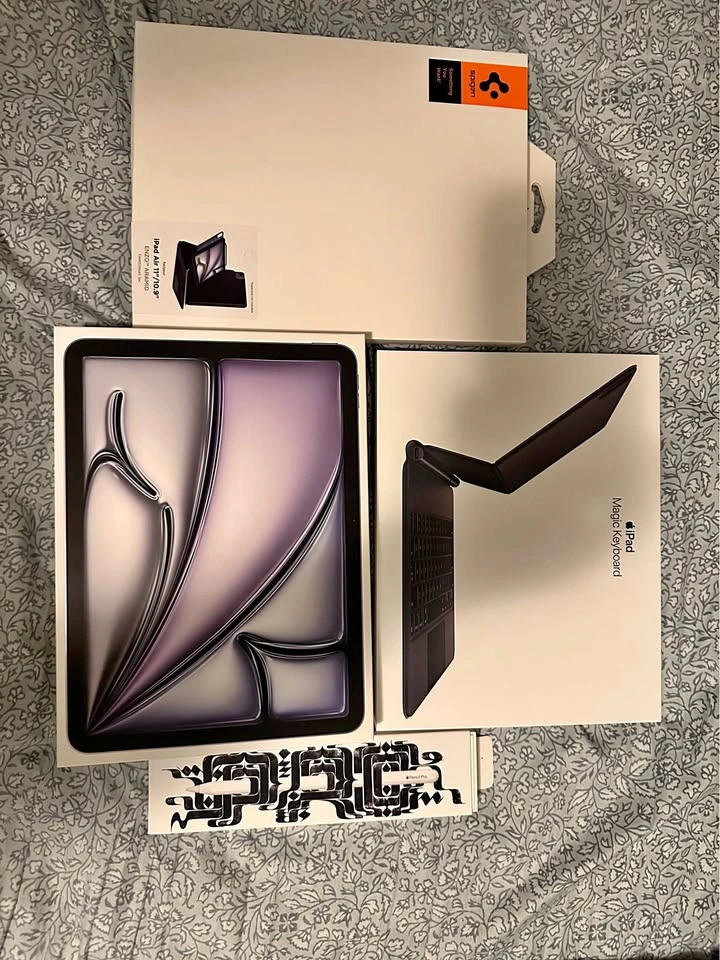 iPad Air 11 inch (M2) 128GB + Apple Pencil Pro & Keyboard