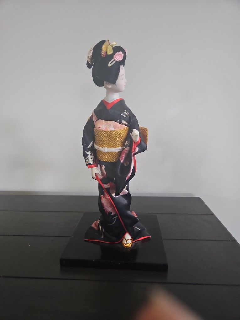Oriental Doll on Platform Base - photo 2