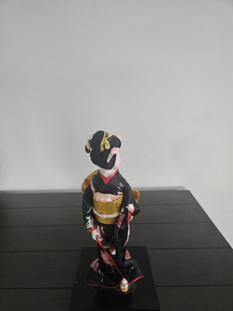 Oriental Doll on Platform Base - photo 3