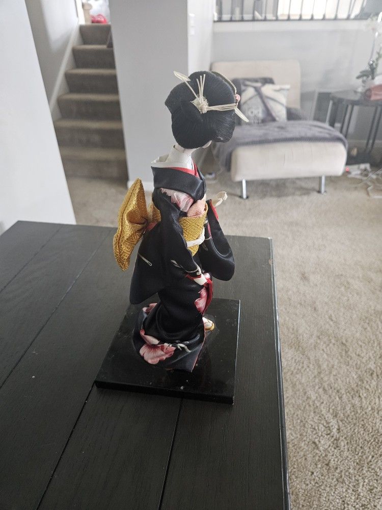 Oriental Doll on Platform Base - photo 4