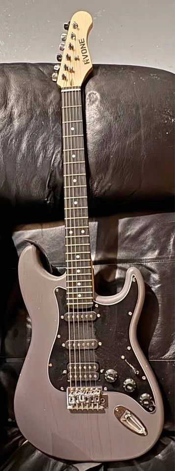 Electric Guitar + Marshall SG10 Amp + Extras
