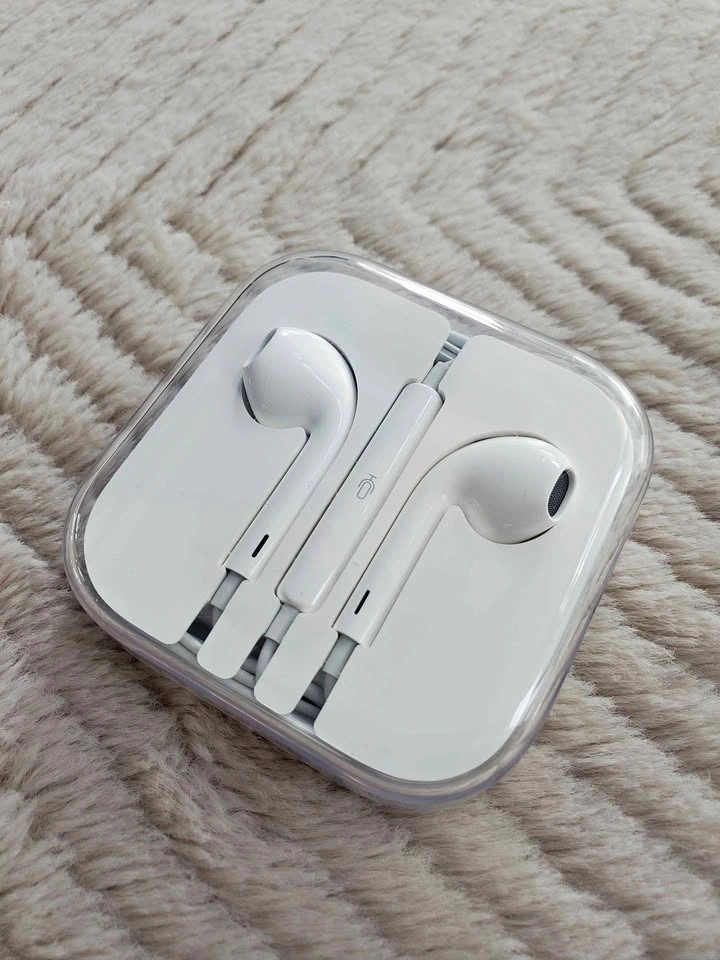 Apple White Wired Headphones With Mic In Case