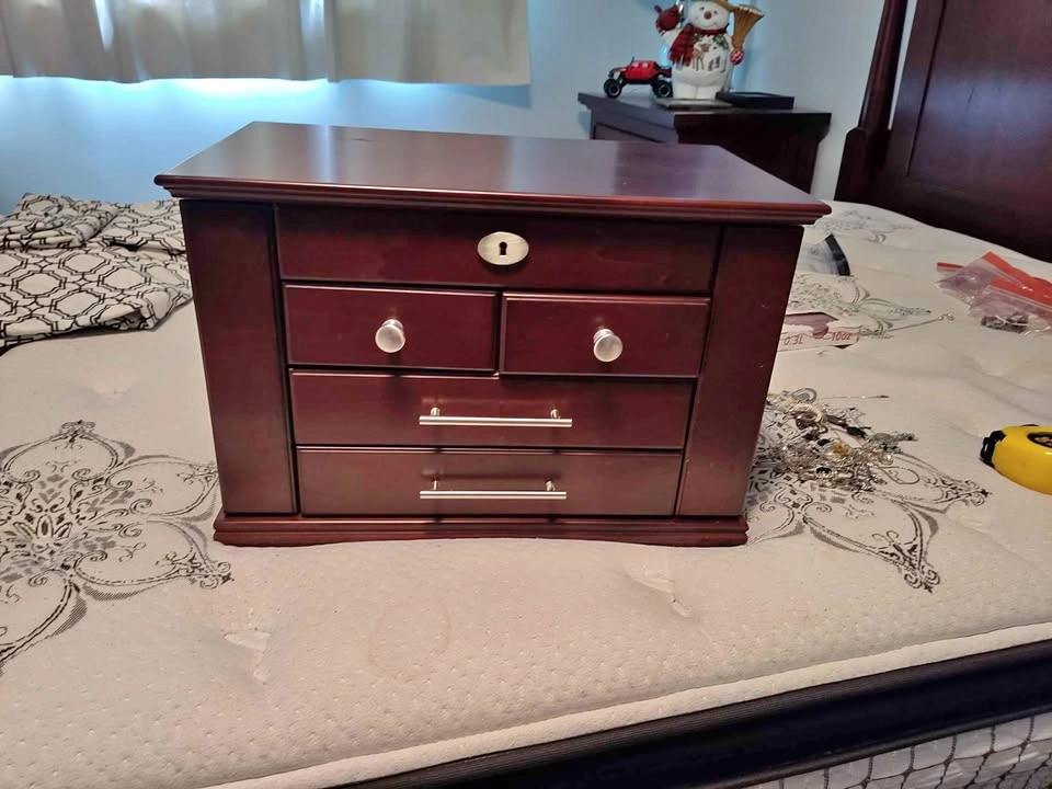 Jewellery box with lock