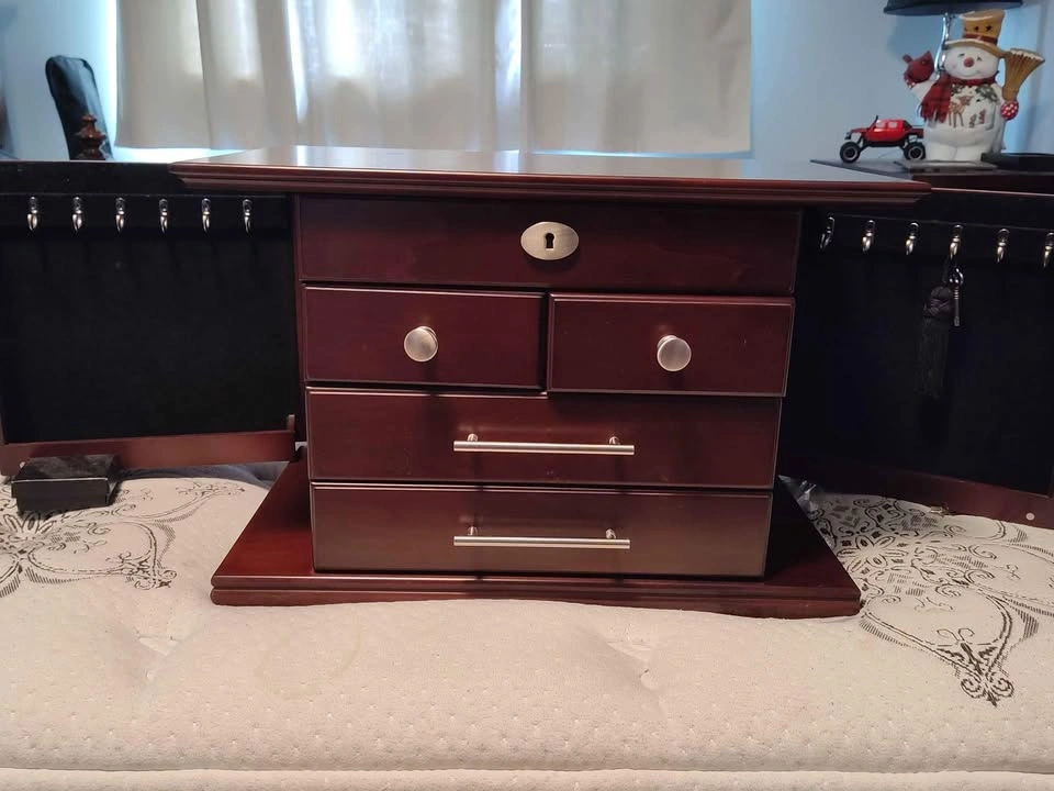 Jewellery box with lock - photo 2