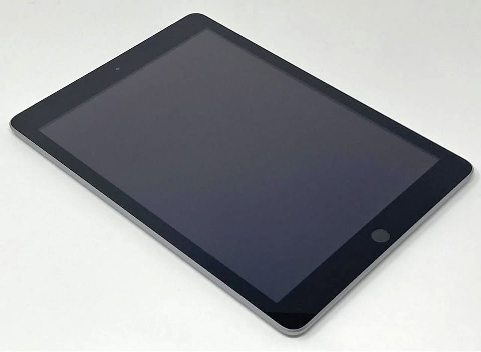 Apple iPad 5th Generation, 32GB, Cellular, Unlocked, Grey