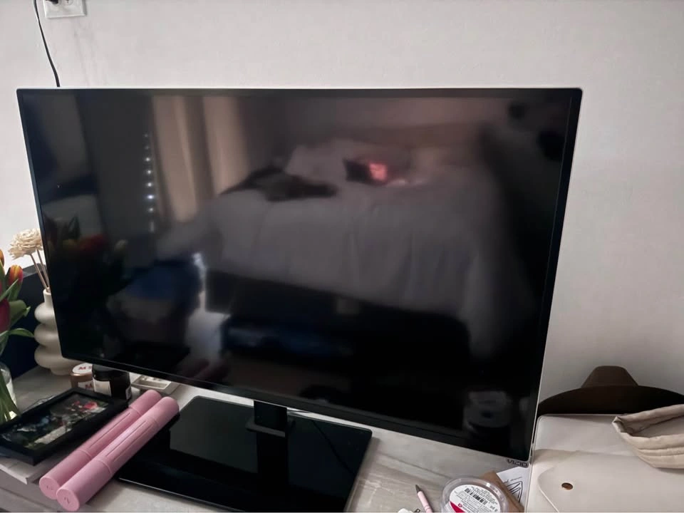 40inch VIZIO Smart TV - photo 2