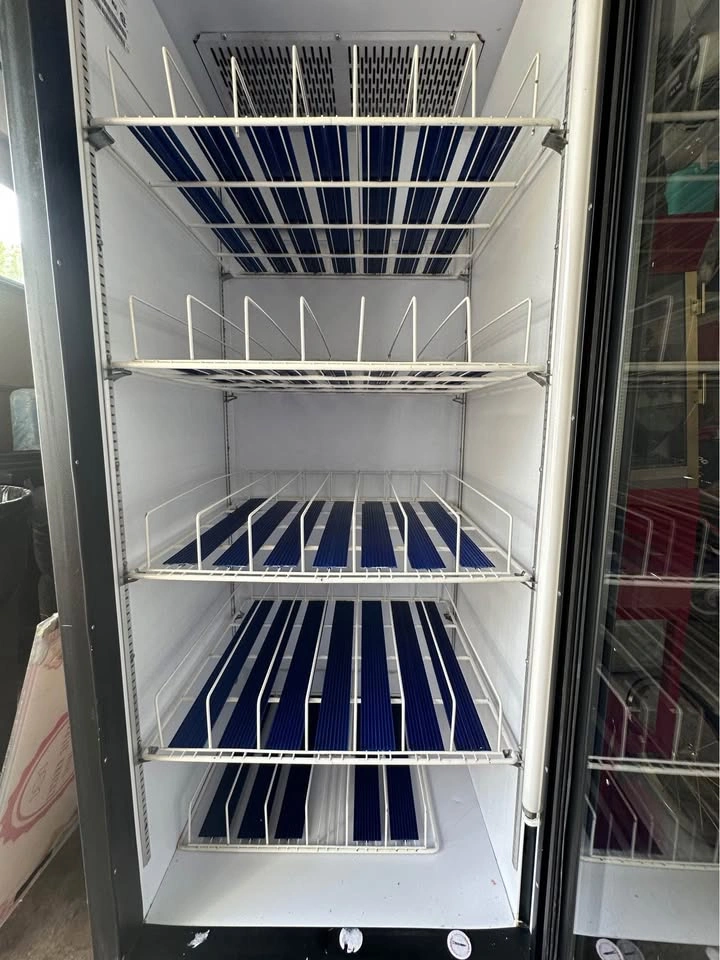 Commercial Glass Door Display Fridge – Works Great! - photo 2